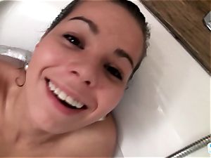 Jessica Koks in bath dump her cunny with bathroom hosepipe